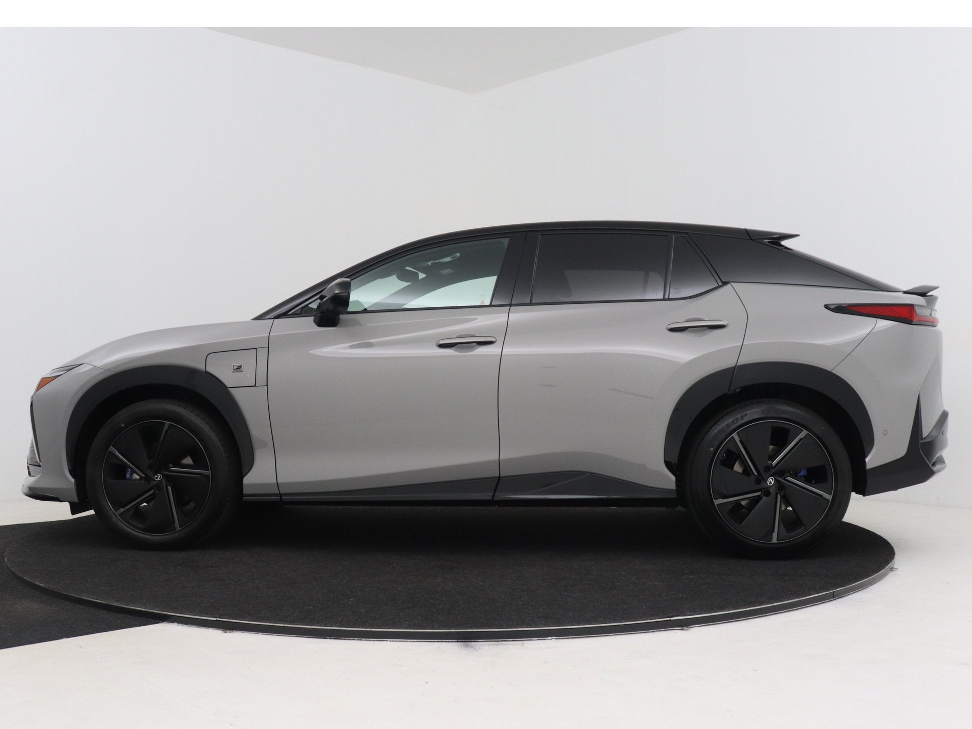 Lexus RZ 550e DIRECT-4 AWD F-SPORT (77 kWh) | Steer-By-Wire, Auto's, Lexus, Dealer onderhouden, 71 kWh, Met garantie (alle), Leder