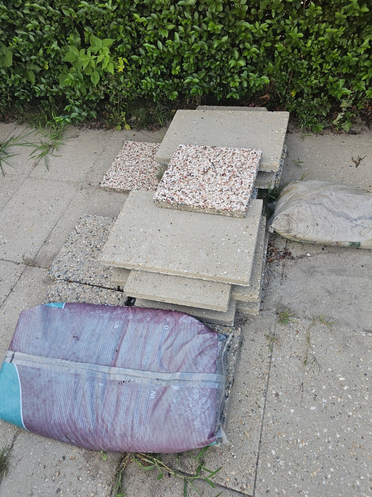 23 gratis af te halen terrastegels in Woerden, Ophalen, Gebruikt, Beton, Terrastegels