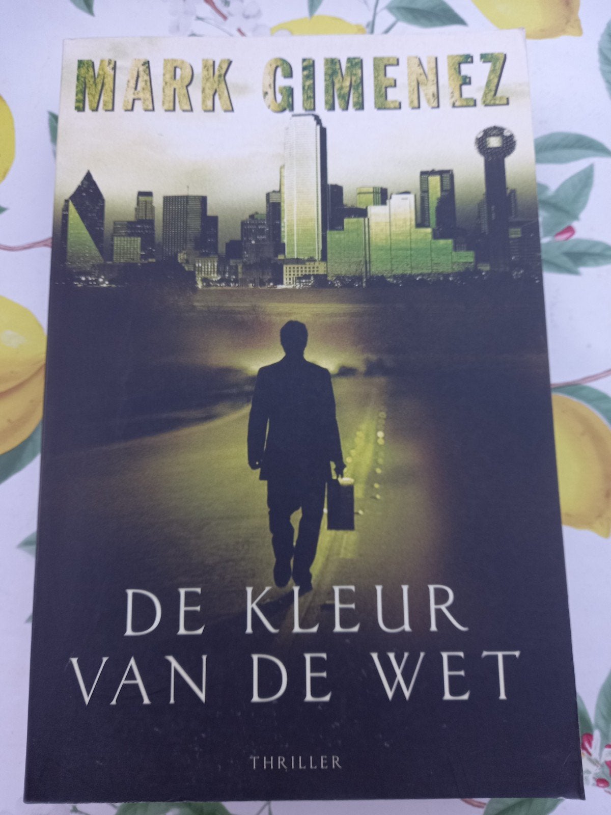 V Mark Gimenez - De kleur van de wet, Gelezen, Wereld overig, Ophalen of Verzenden, Mark Gimenez