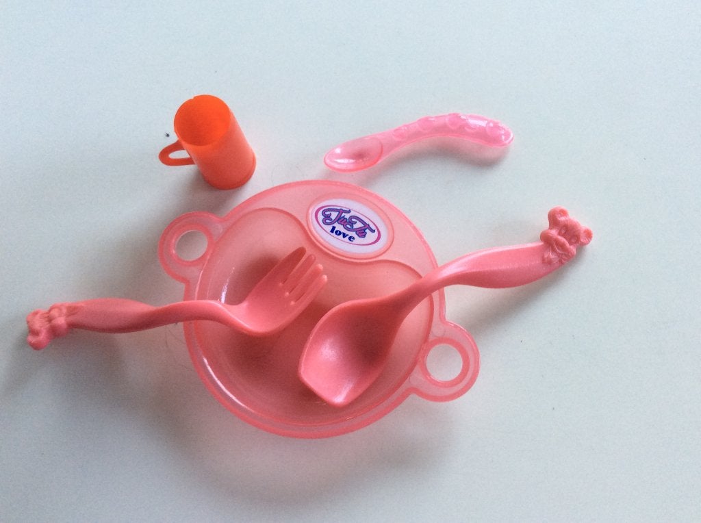 Poppen eetset - Roze kom, vork, lepel en beker, Verzamelen, Poppen, Ophalen of Verzenden, Gebruikt, Accessoires