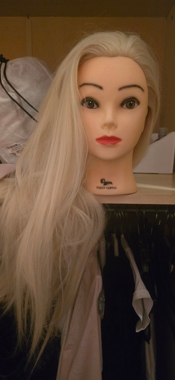 Blonde pruik op oefenhoofd, Sassy Goods, Ophalen of Verzenden, Zo goed als nieuw