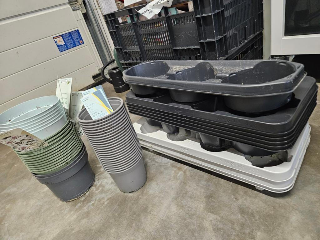 Plantenpotten en onderzetter trailers GRATIS, Tuin en Terras, Ophalen, Rond, Minder dan 30 cm