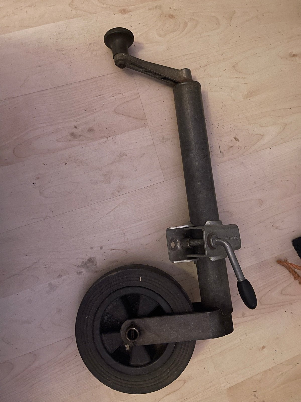 Neuswiel voor aanhanger of caravan, Ophalen