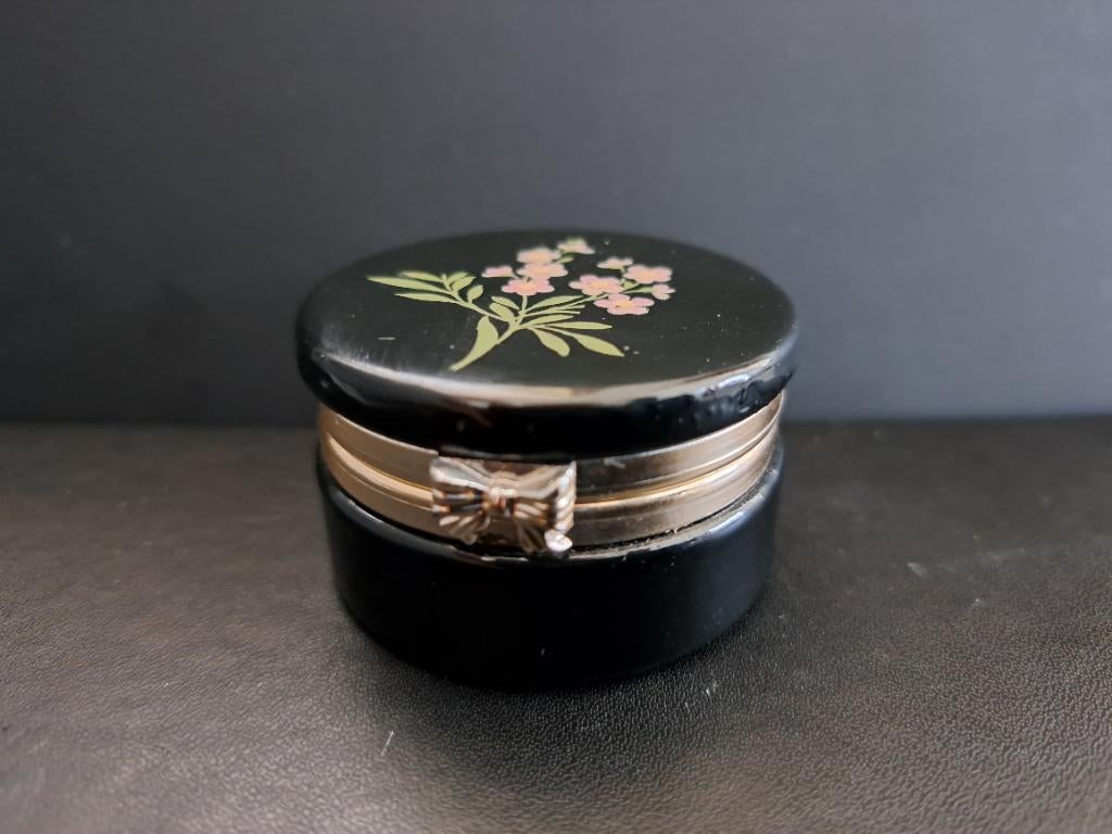 Zwart pillendoosje met bloemen en strik sluiting, Ophalen of Verzenden