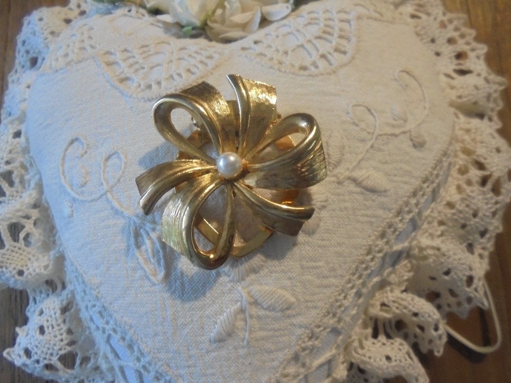 Vintage sjaalklem goudkleur /parel, Overige materialen, 4 tot 7 cm, Ophalen of Verzenden, Zo goed als nieuw