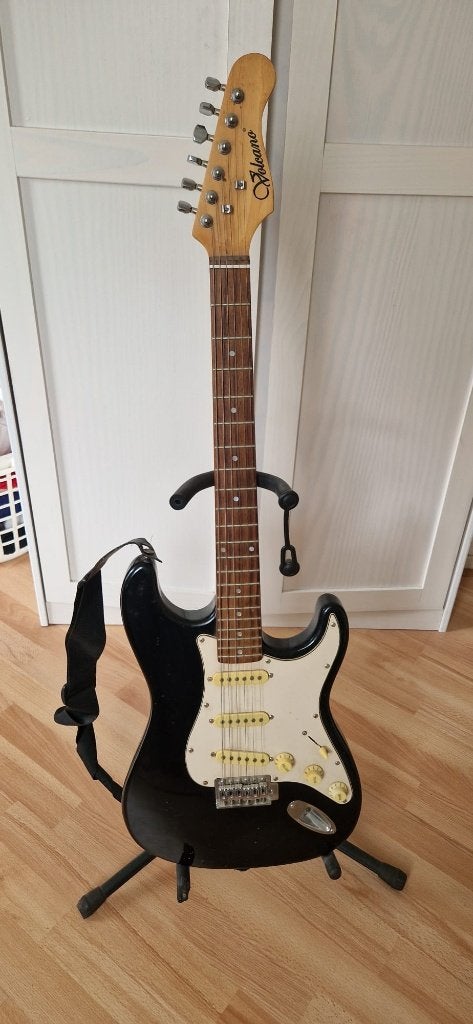 Volcano elektrische gitaar met standaard en hoes, Ophalen, Gebruikt, Solid body, Overige merken