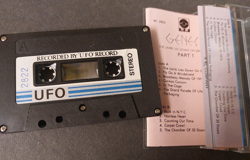 Genesis CASSETTE The Lamb Lies Down Singapore, Gebruikt, Verzenden, 1 bandje, Genesis
