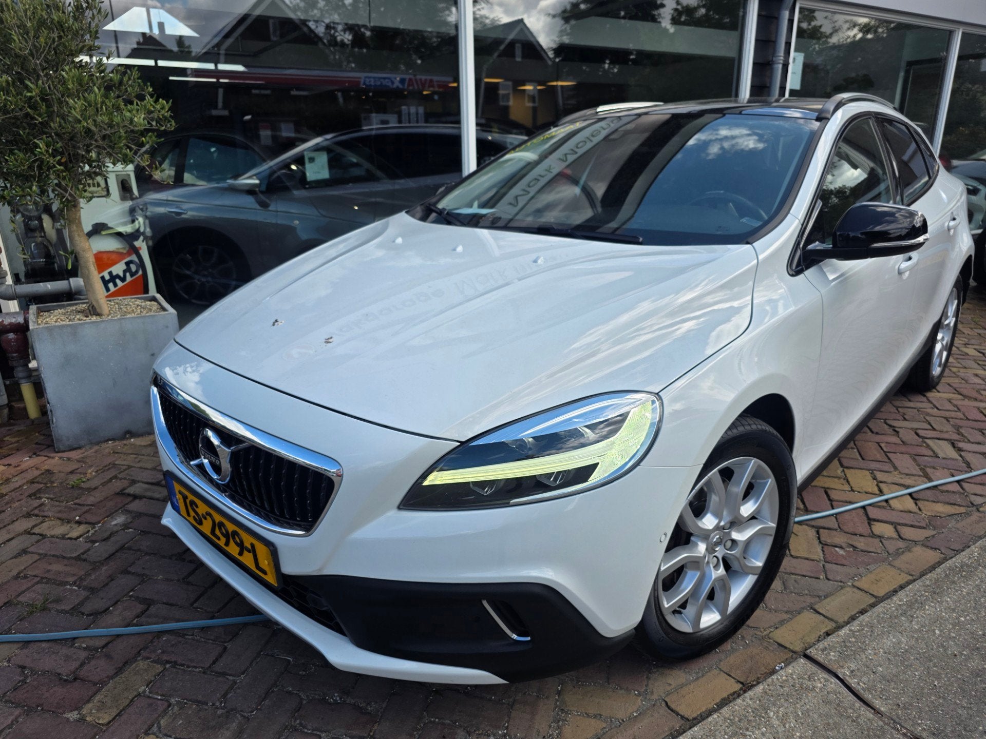 Volvo V40 Cross Country 1.5 T3 Polar+ Luxury,mooie uitvoerin, Euro 6, 4 cilinders, 700 kg, Automatische klimaatregeling
