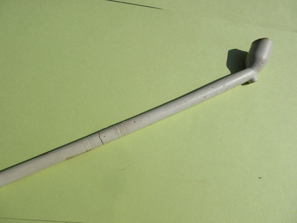 Bodemvondst lange kleipijp  Pijpenkop Hangijzer Gouda 1702, Antiek en Kunst, Antiek | Keramiek en Aardewerk, Ophalen of Verzenden