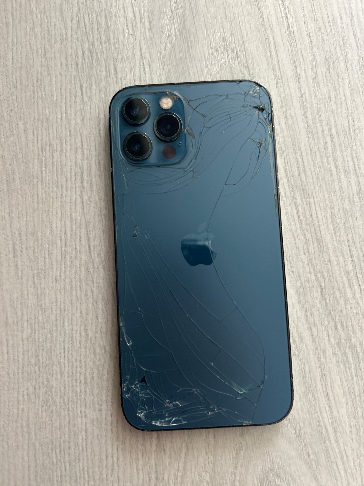 iPhone 12 Pro - Donkerblauw - Achterkant beschadigd