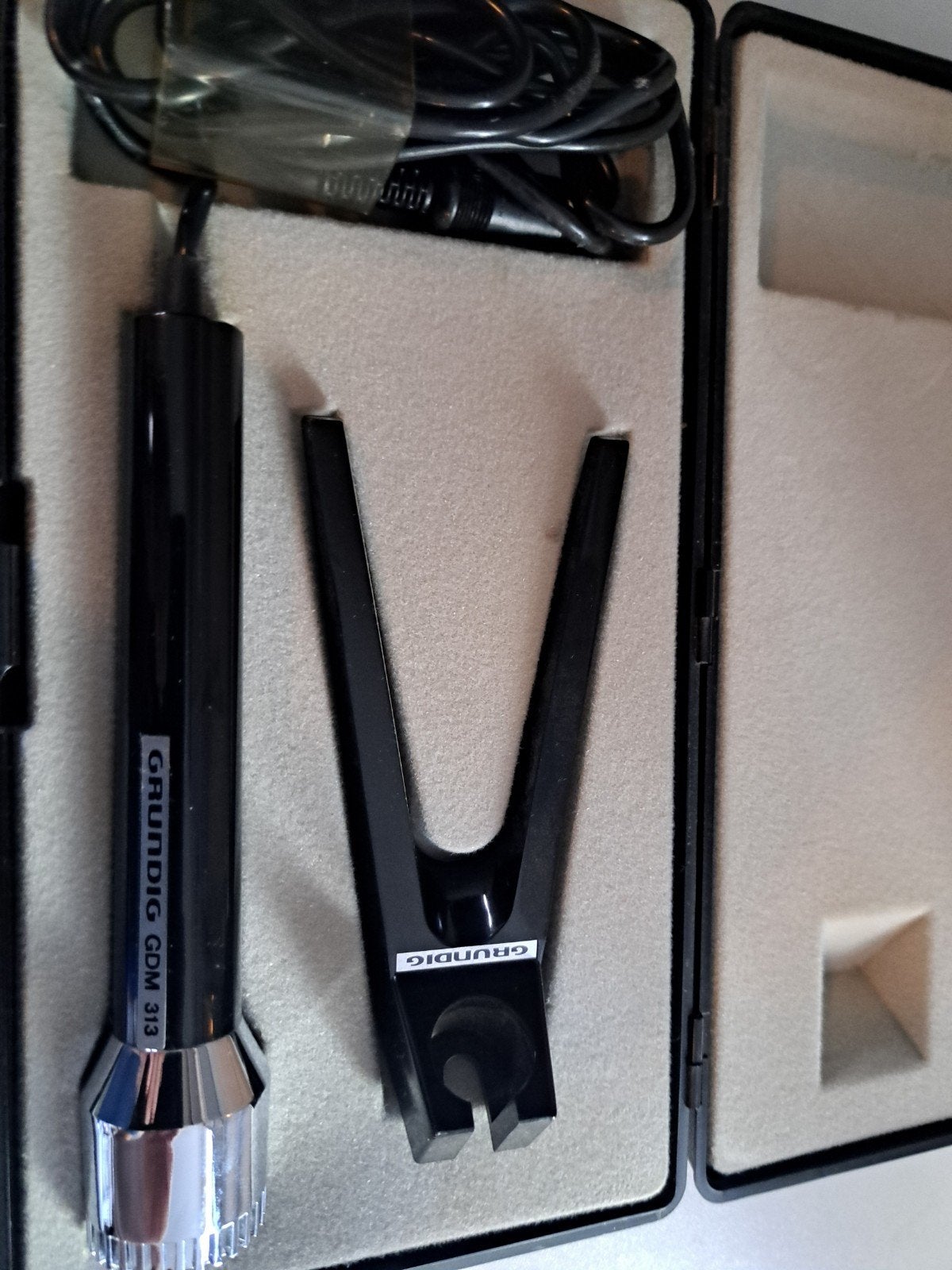 Grundig GDM 313 Microfoon met standaard en koffer, Muziek en Instrumenten, Ophalen of Verzenden, Gebruikt, Overige typen