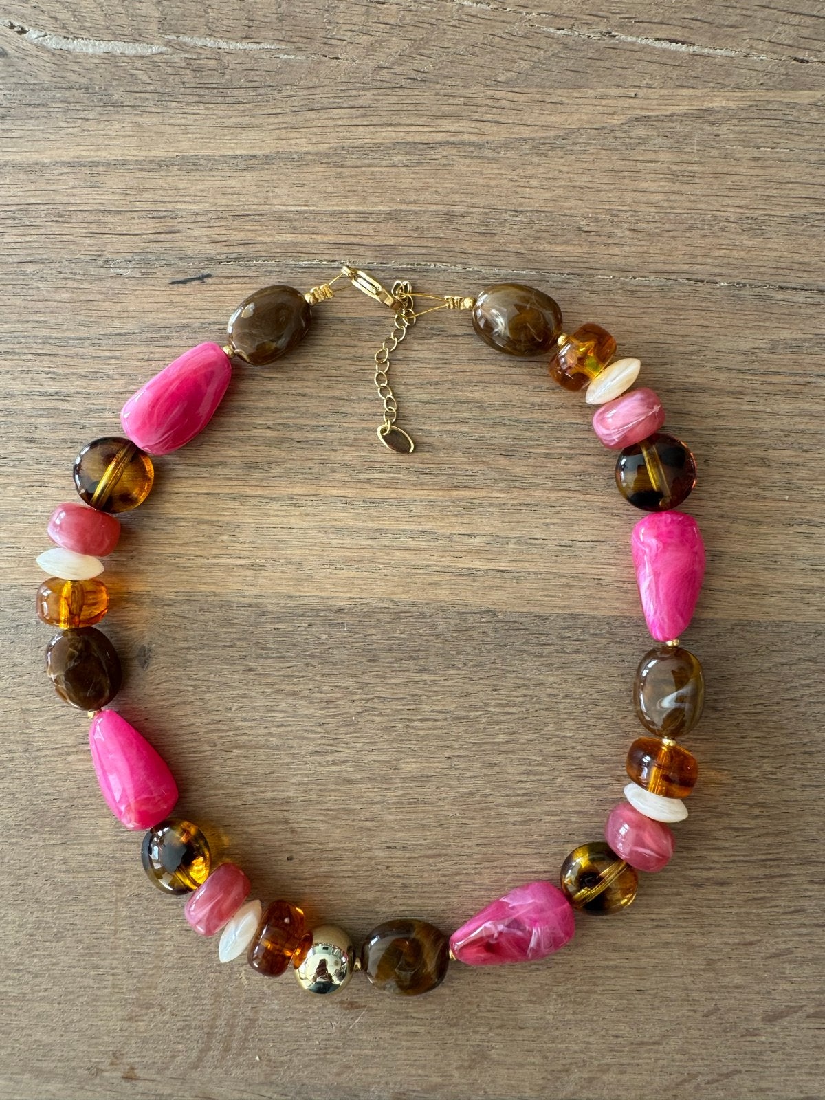 Kleurrijke kralenketting met roze en bruine tinten, Overige materialen, Verstelbaar, Nieuw, Ophalen of Verzenden