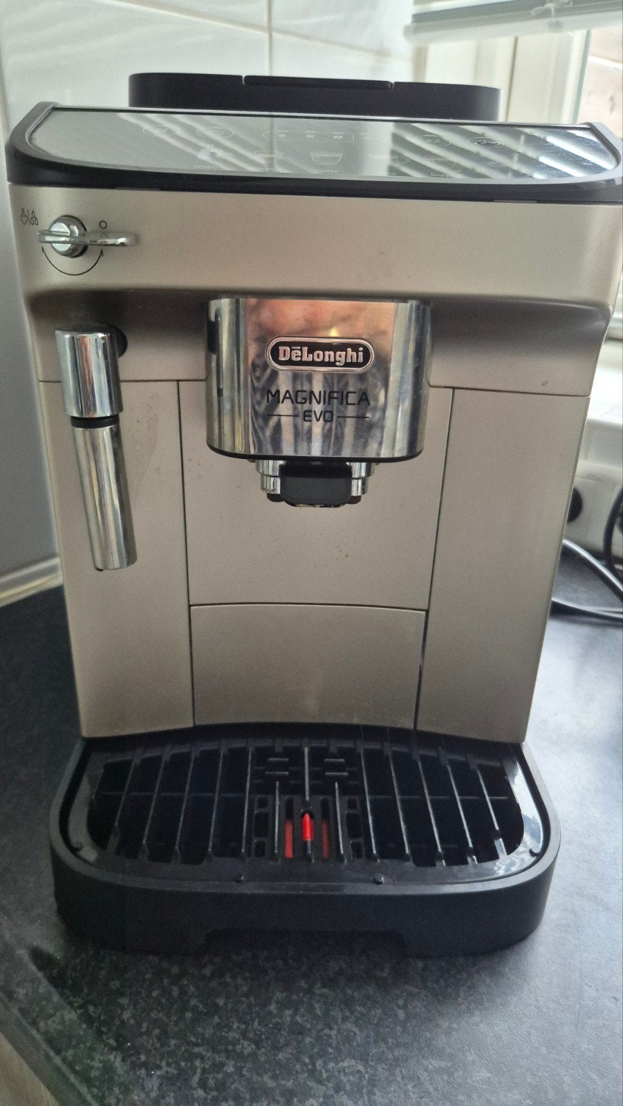 De'Longhi Magnifica Evo Volautomatische Espressomachine, Espresso apparaat, Zo goed als nieuw, 4 tot 10 kopjes, Afneembaar waterreservoir