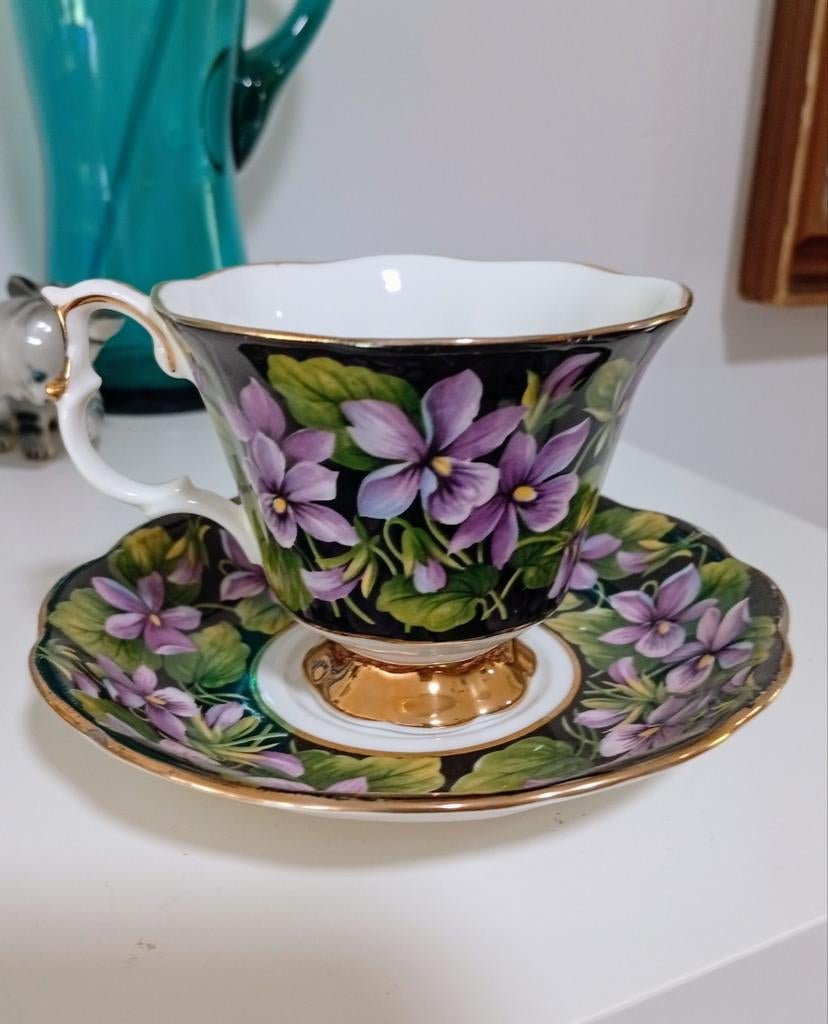Royal Albert Bone China provincial flowers purple violet, Verzamelen, Porselein, Kristal en Bestek, Ophalen of Verzenden, Zo goed als nieuw
