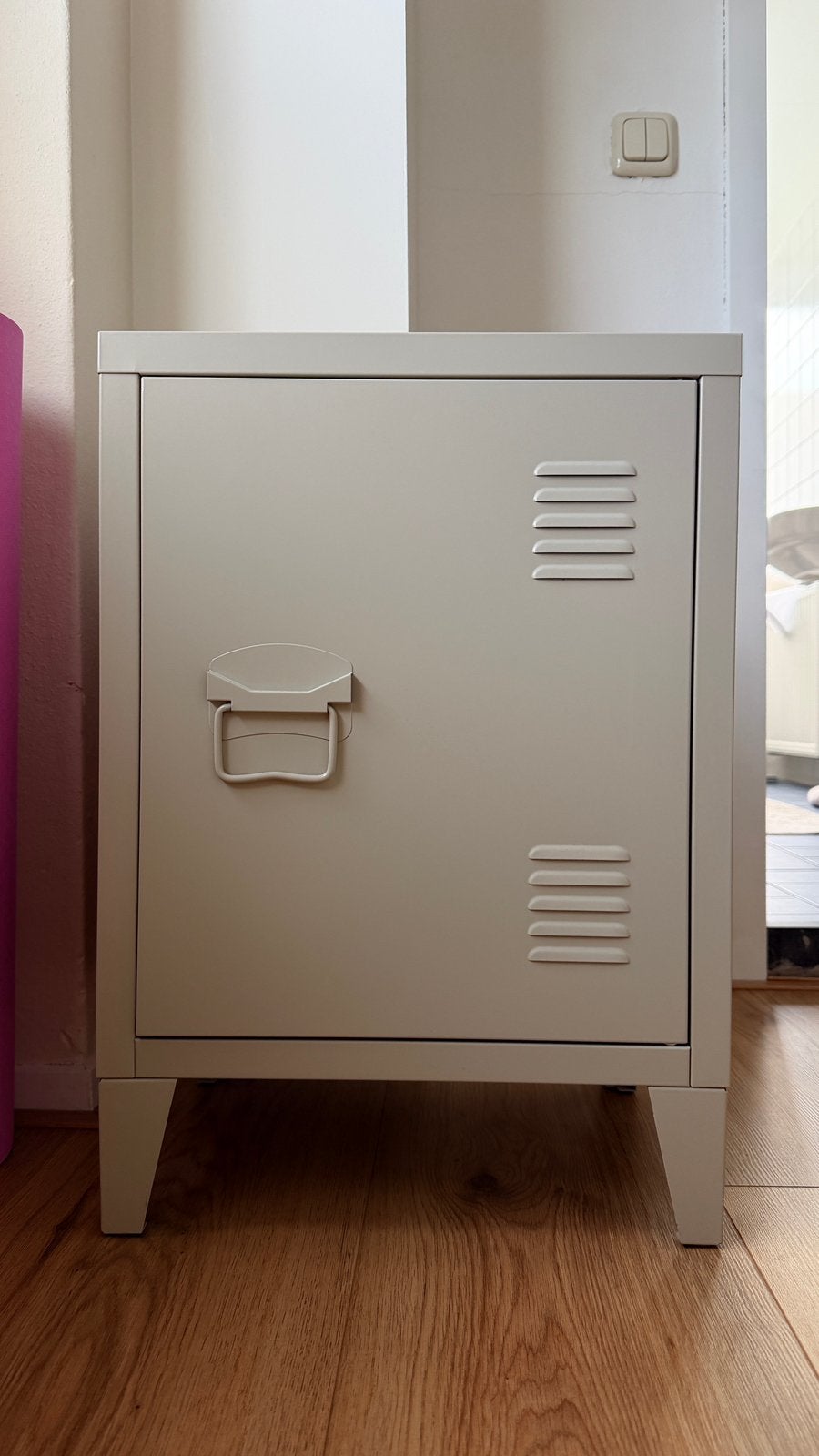 Locker nachtkastje beige Kwantum, Ophalen, Zo goed als nieuw