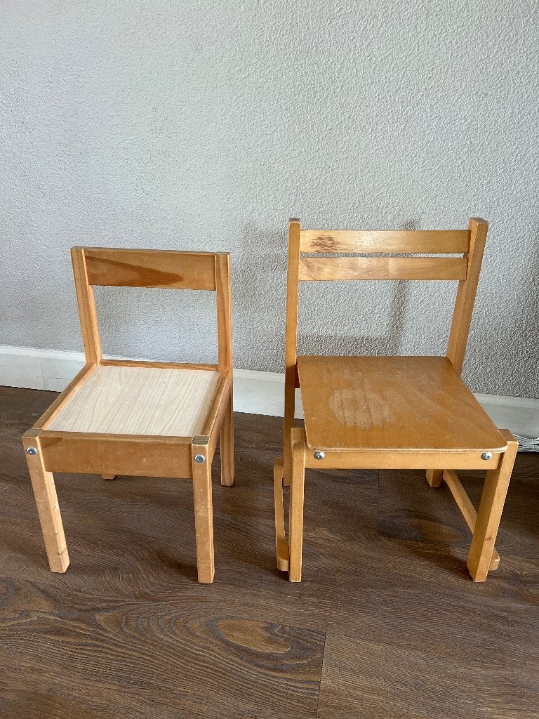 2 leuke houten kinderstoeltjes, Kinderen en Baby's, Kinderkamer | Tafels en Stoelen, Ophalen, Gebruikt, Stoel(en)