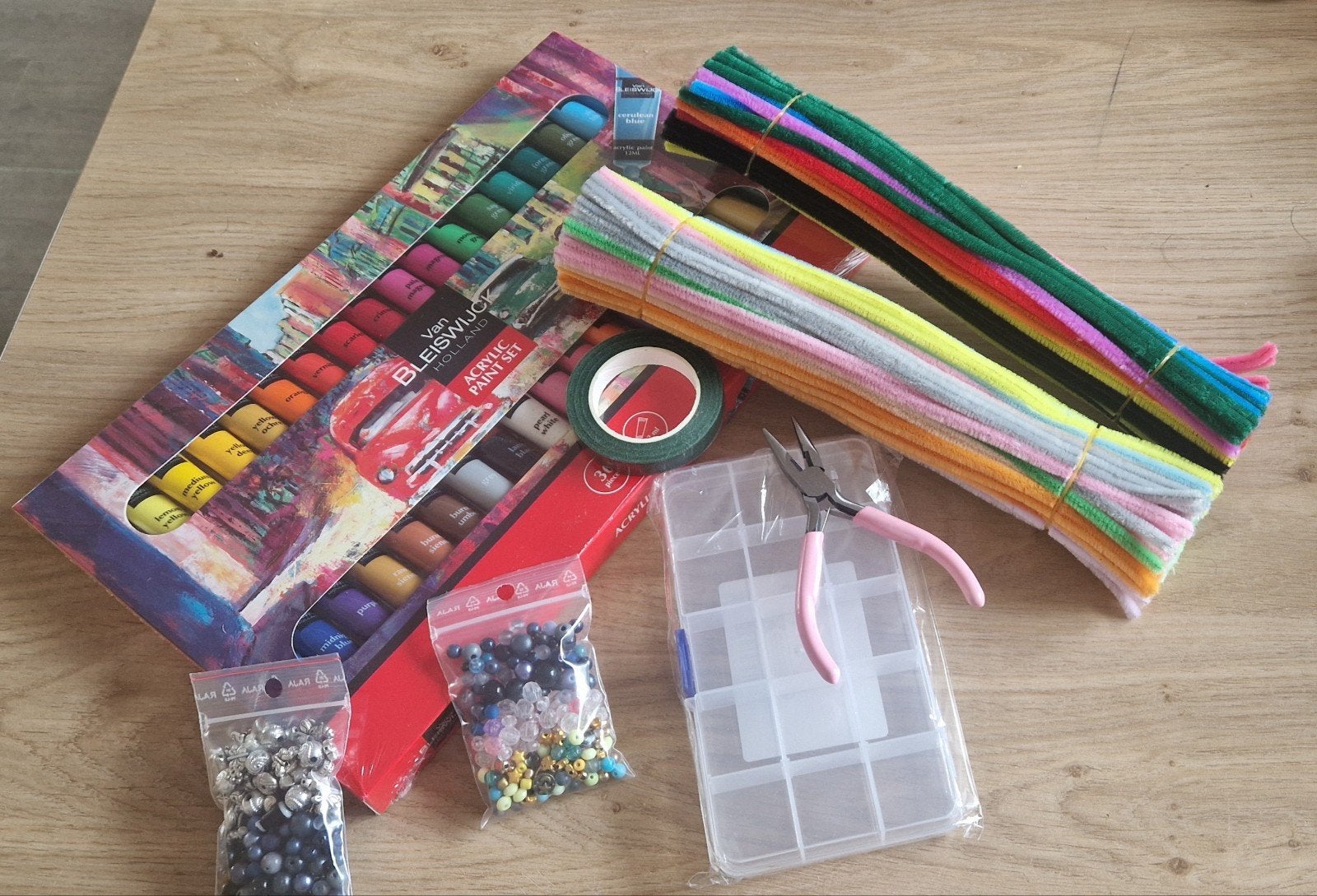 Knutselpakket 12: Acrylverf, pijpenragers, kralen en tang, Gebruikt, Overige thema's, Meerkleurig, Ophalen of Verzenden