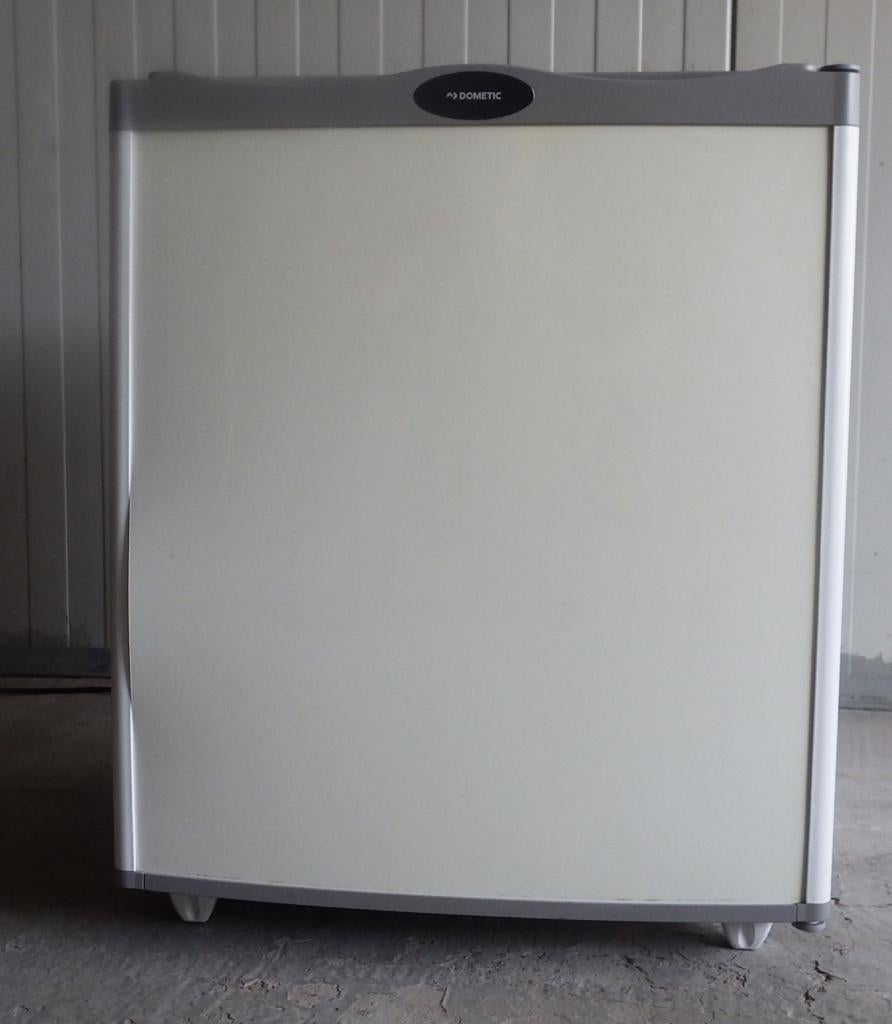 * Kleine Dometec koelkast met vriesvakje*, Witgoed en Apparatuur, Koelkasten en IJskasten, Ophalen, Minder dan 85 cm, Energieklasse A of zuiniger