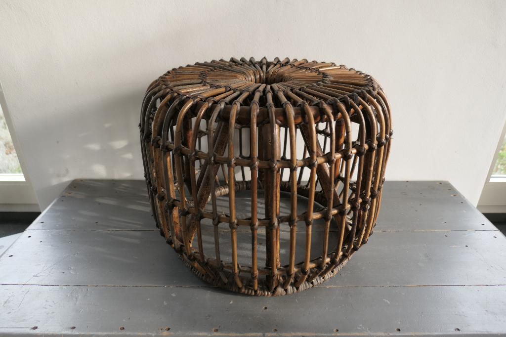 Rotan poef donker bruin, Huis en Inrichting, Banken | Voetenbanken en Poefen, Ophalen, Minder dan 50 cm, Rond, Zo goed als nieuw