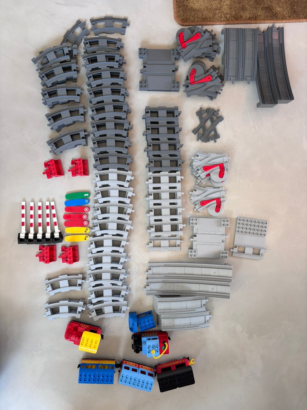 Grote hoeveelheid Duplo treinrails lichtgrijs en donkergrijs, Kinderen en Baby's, Speelgoed | Duplo en Lego, Ophalen of Verzenden