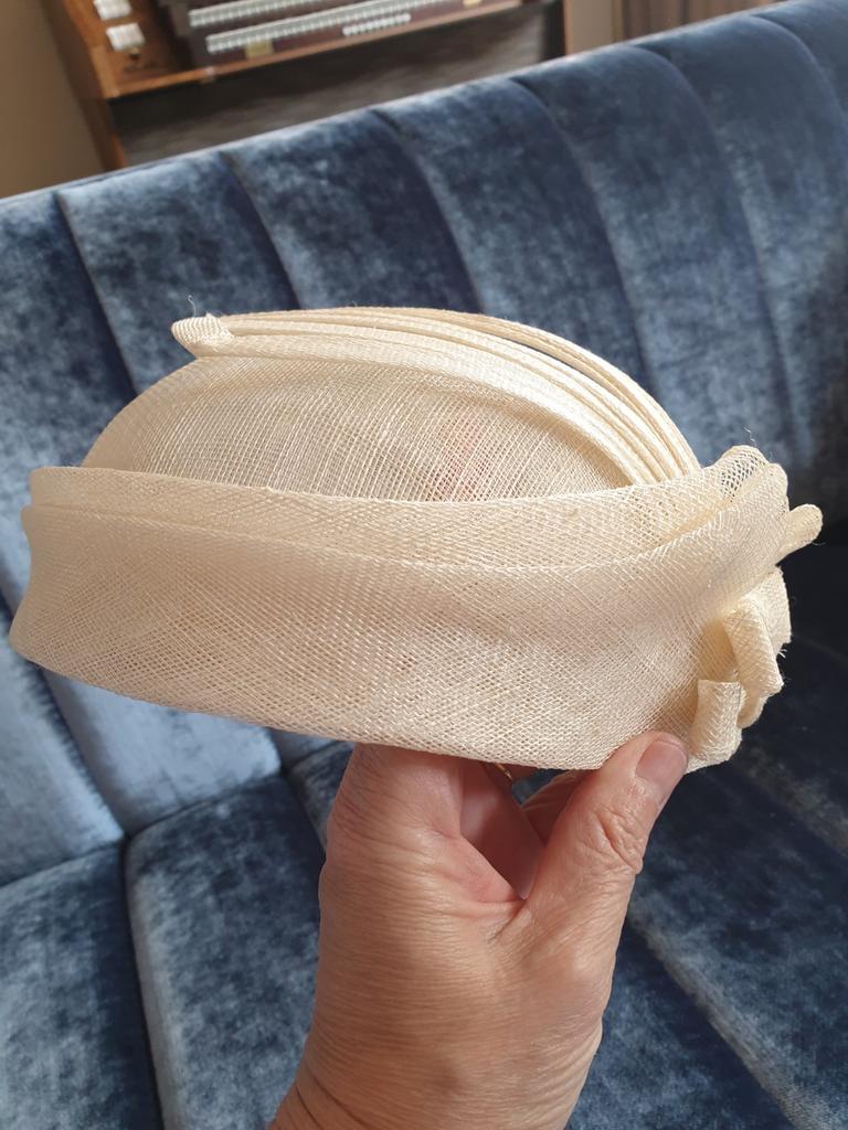 Klein cremekleurig hoedje, Kleding | Dames, Hoeden en Petten, Ophalen of Verzenden, Nieuw, One size fits all