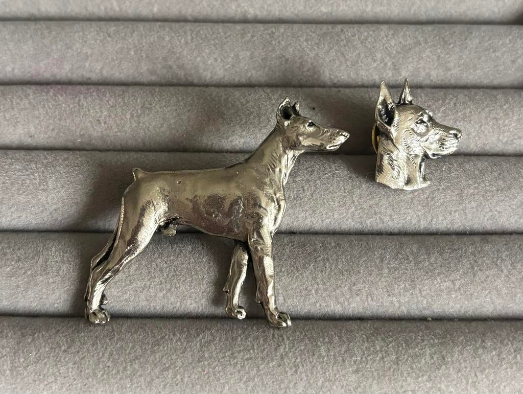 Dobermann speldjes, Verzamelen, Ophalen of Verzenden, Zo goed als nieuw, Dier of Natuur, Speldje of Pin