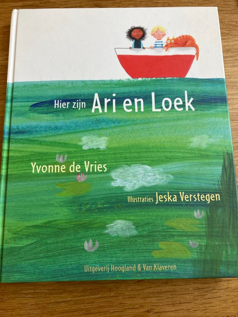 Hier zijn Ari en Loek - Yvonne de Vries (Kinderboek), Ophalen of Verzenden, Zo goed als nieuw
