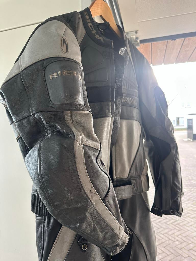 Richa leren combipak (jas en broek) - Zwart/Grijs, Motoren, Kleding | Motorkleding, Combipak, Heren, Tweedehands, Ophalen
