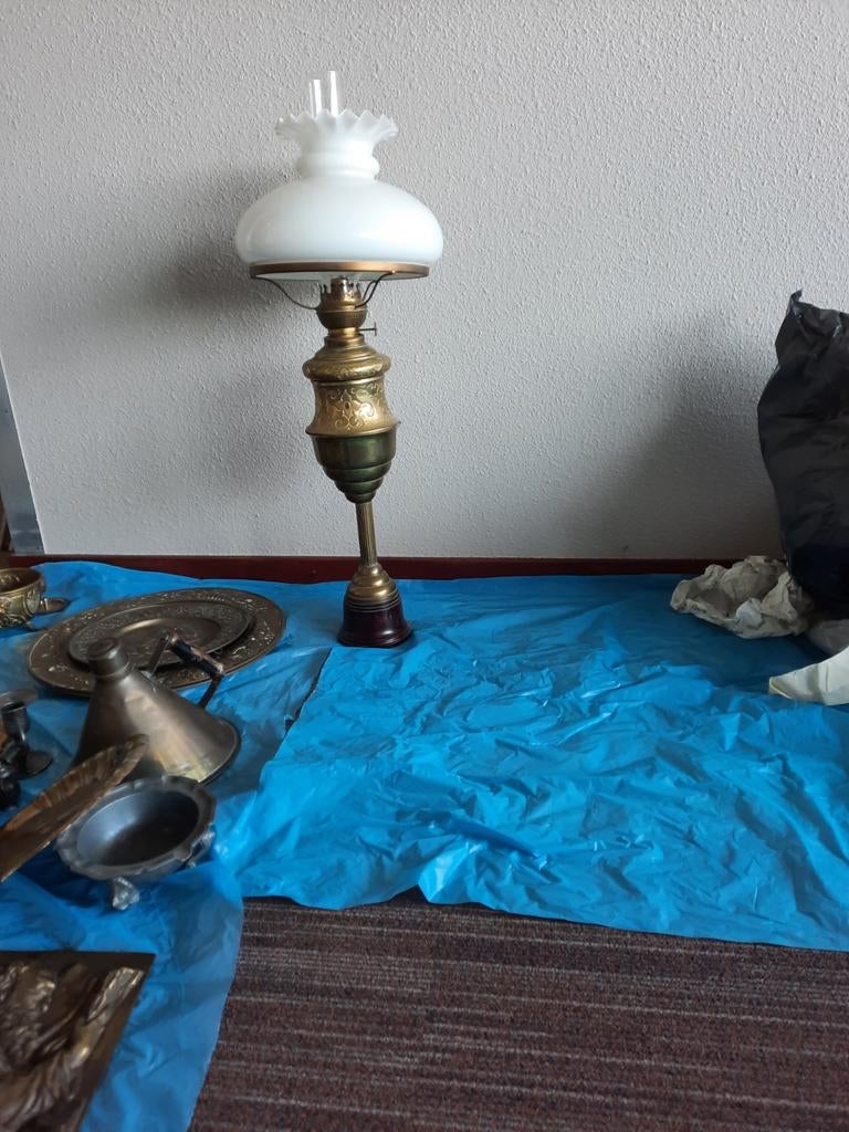 Antieke staande olielamp - messing met glazen kap, Antiek en Kunst, Antiek | Lampen, Ophalen