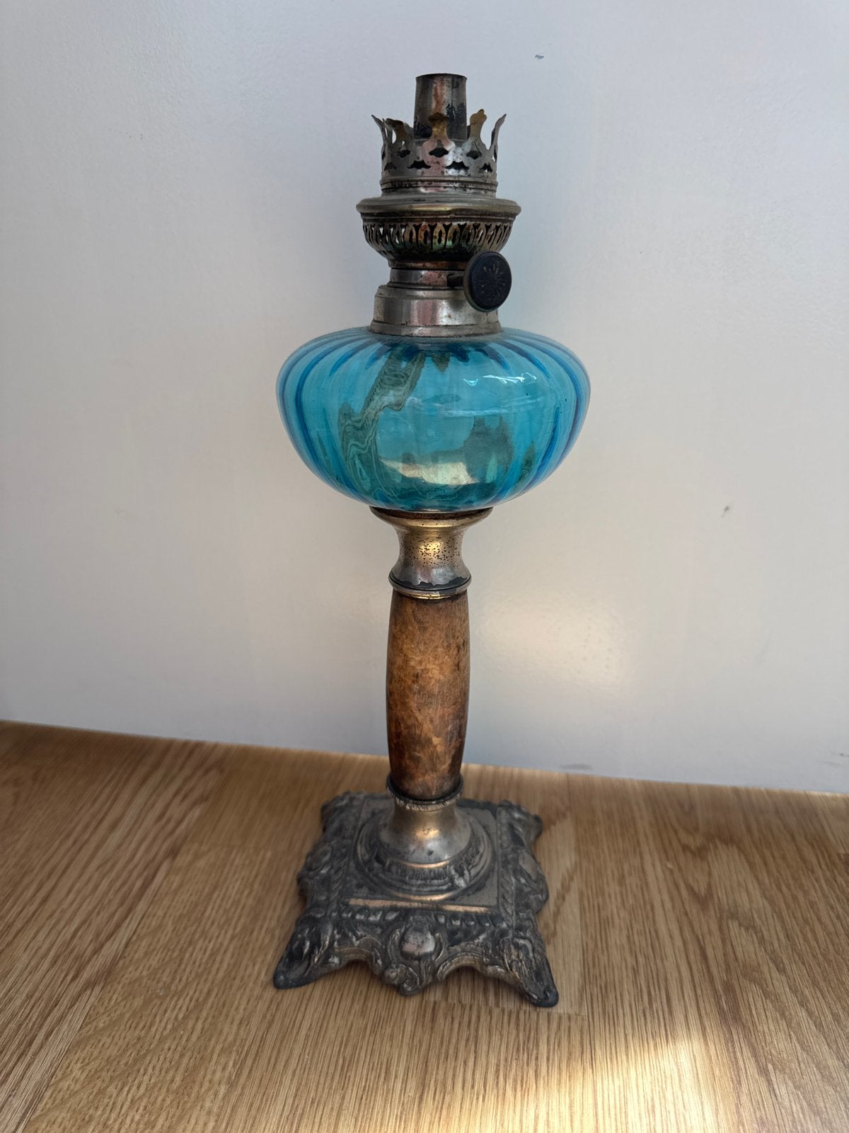 Antieke olielamp met blauw glas en houten voet, Antiek en Kunst, Ophalen of Verzenden