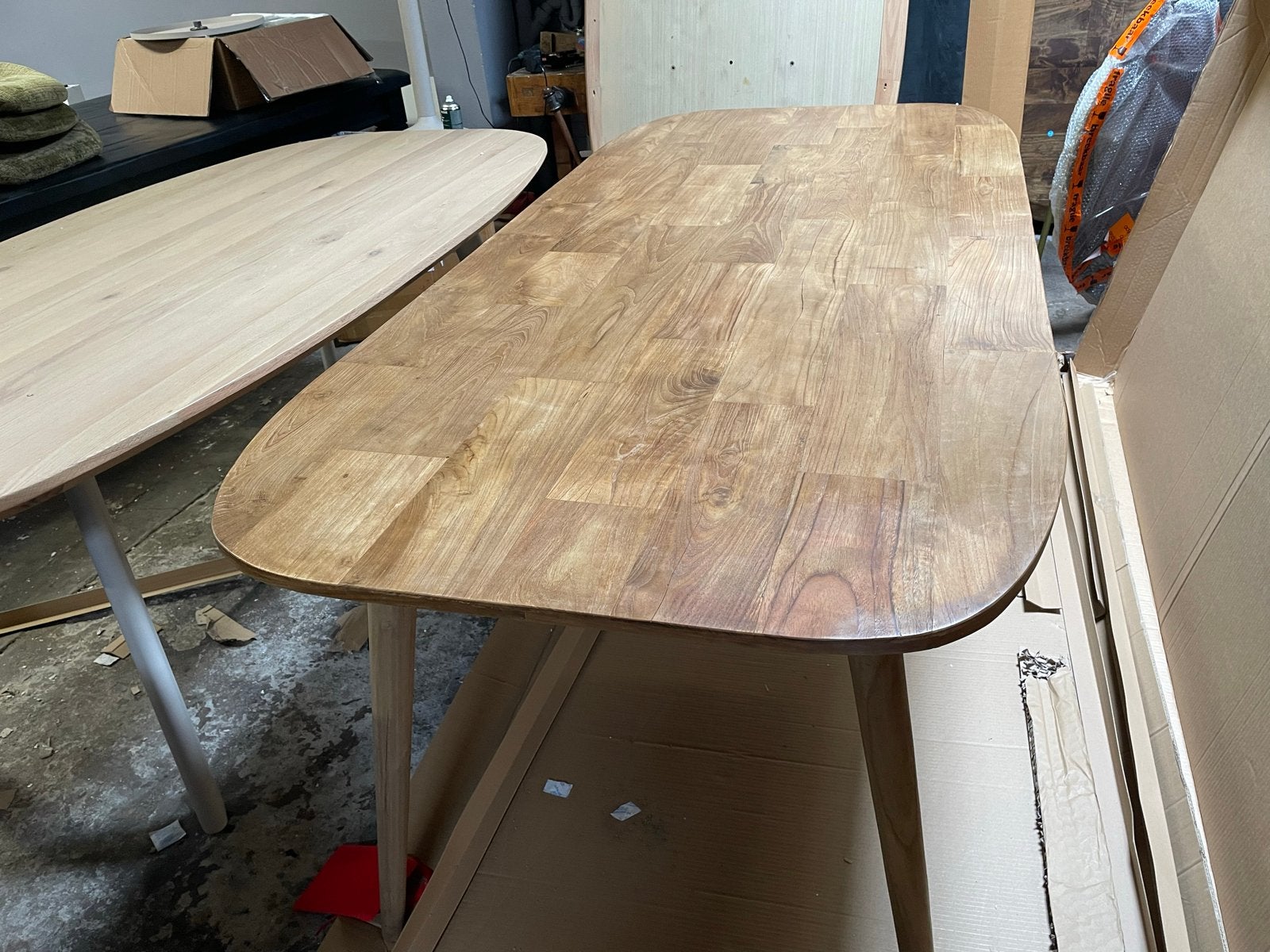 Tafel Tabassum 220x100 medium bruin gelakt, Ophalen, 50 tot 100 cm, Vijf personen of meer, Rechthoekig