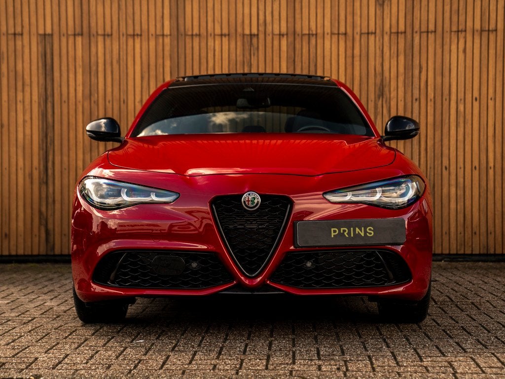 Alfa Romeo Giulia 2.0T GME AWD Competizione 280pk | Pano-dak, 4 cilinders, Met garantie (alle), Bedrijf, Vierwielaandrijving