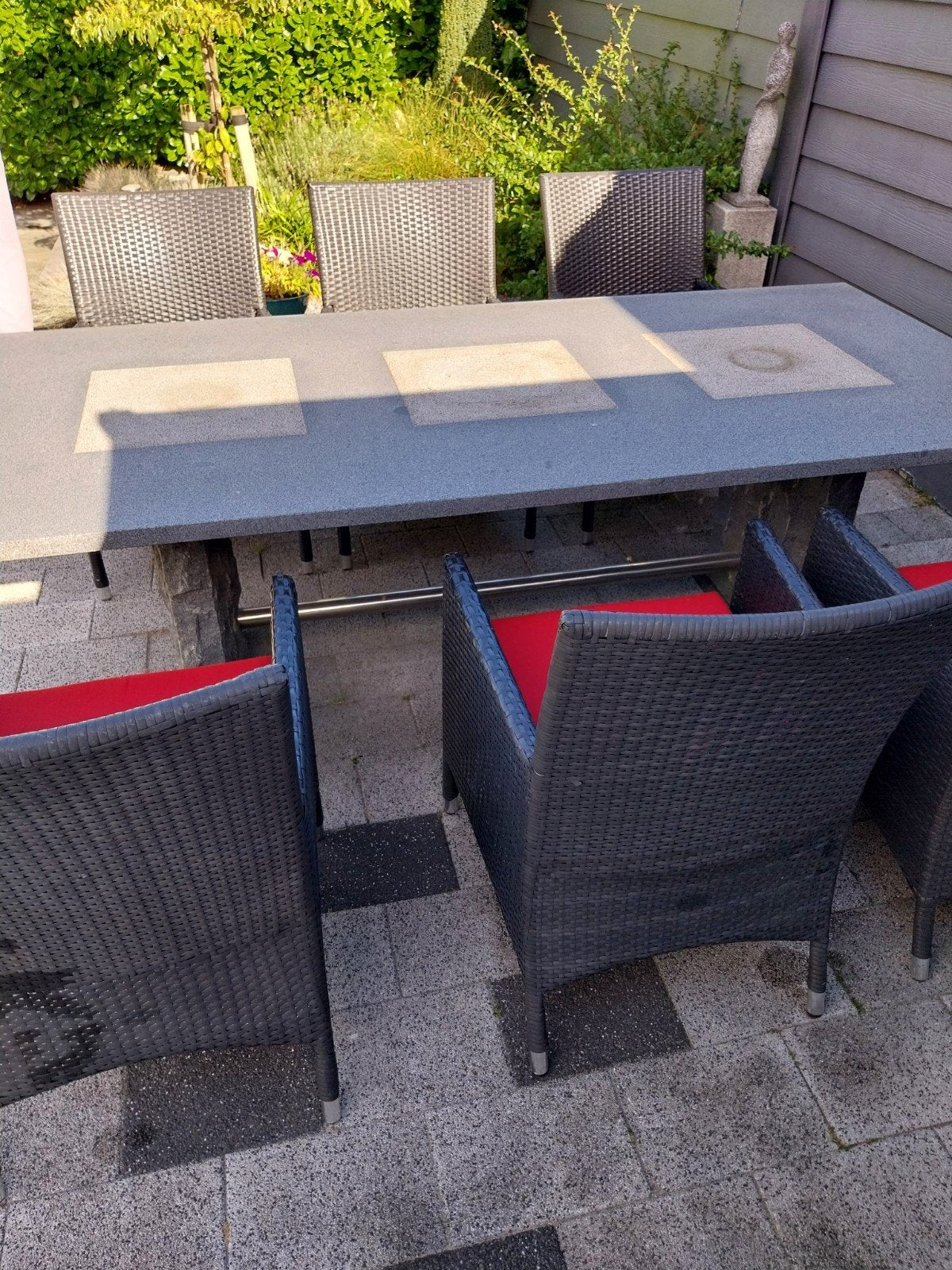 Granieten tuinset met wicker stoelen en rode kussens, Ophalen