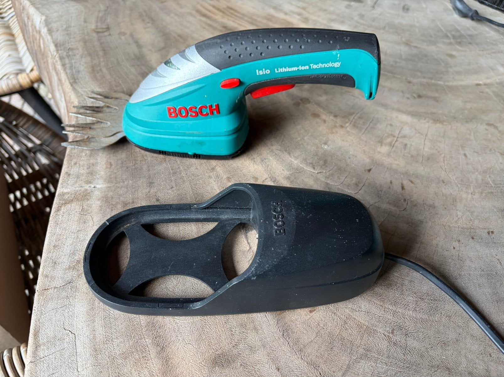 Bosch Isio kantenknipper met lader, Tuin en Terras, Ophalen of Verzenden, Gebruikt, Accu