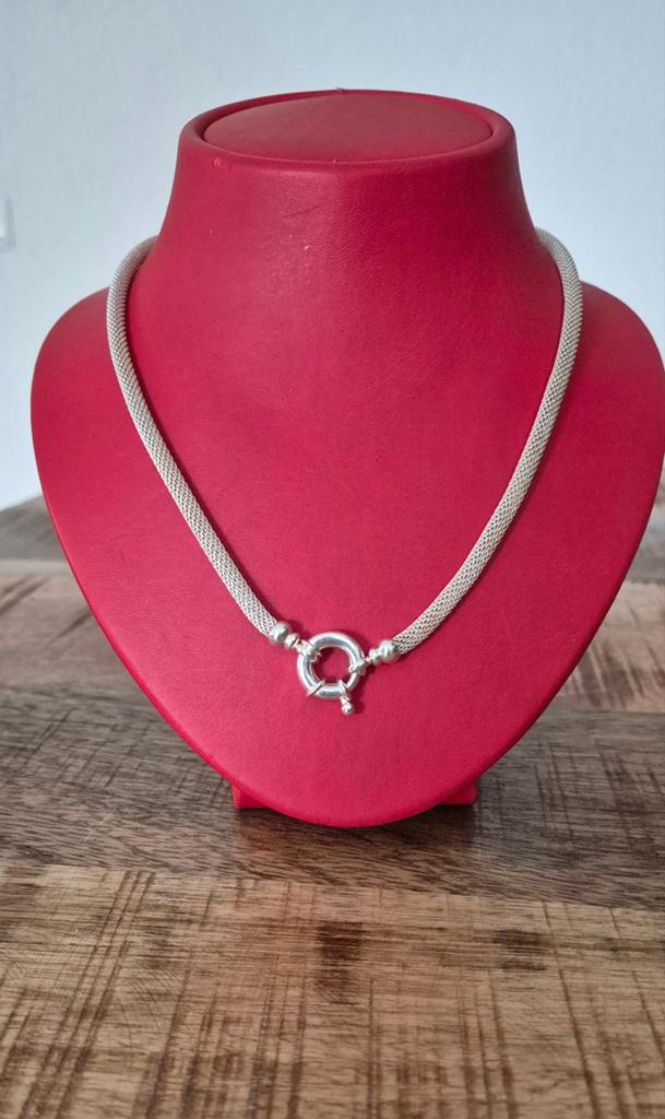 ZILVERKLEURIGE KETTING MET GROTE SLUITING  43-44 CM, Ophalen of Verzenden, Zilver, Overige materialen
