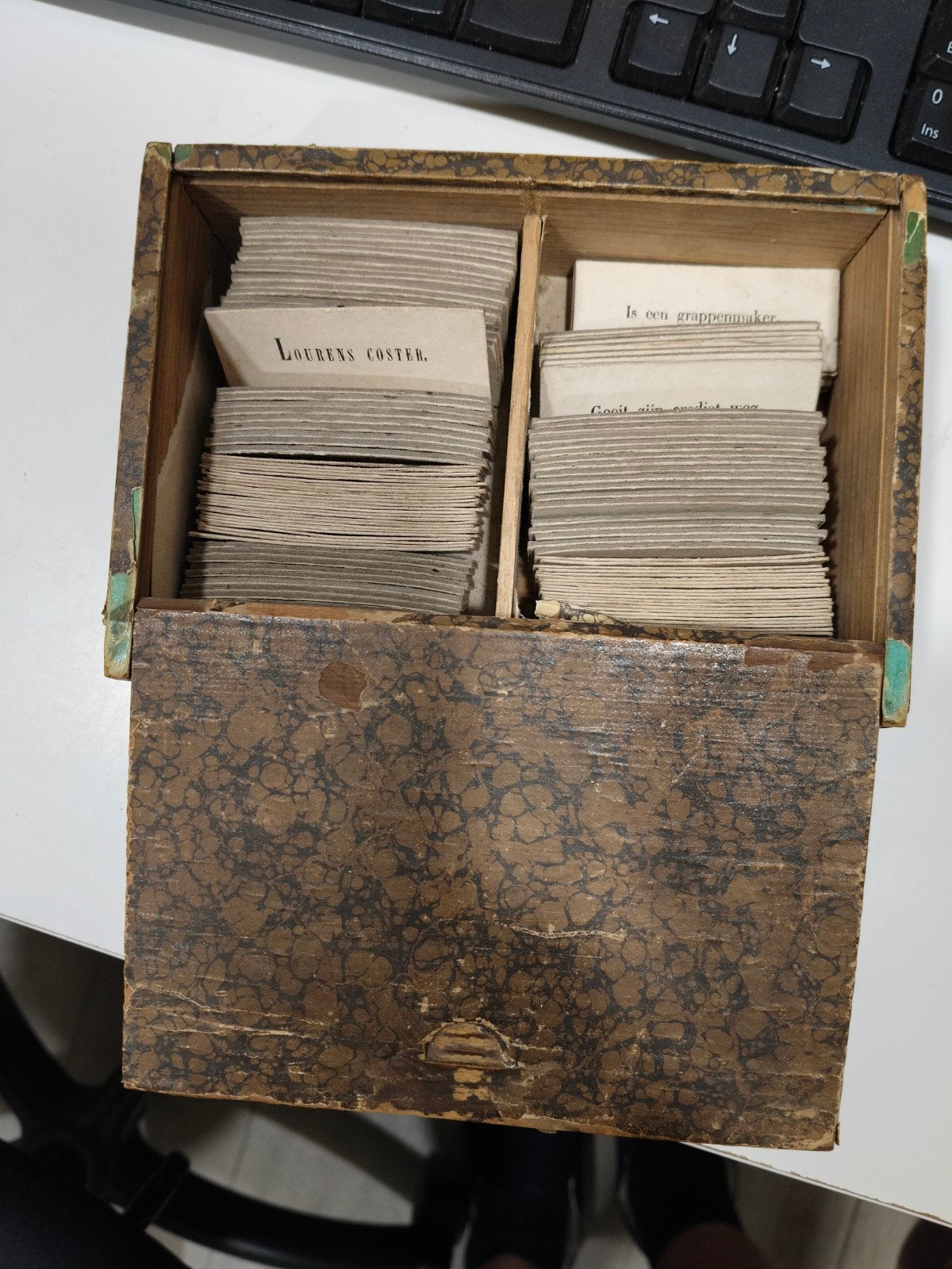 Antieke houten doos met kaarten - Laurens Coster, Antiek en Kunst, Verzenden