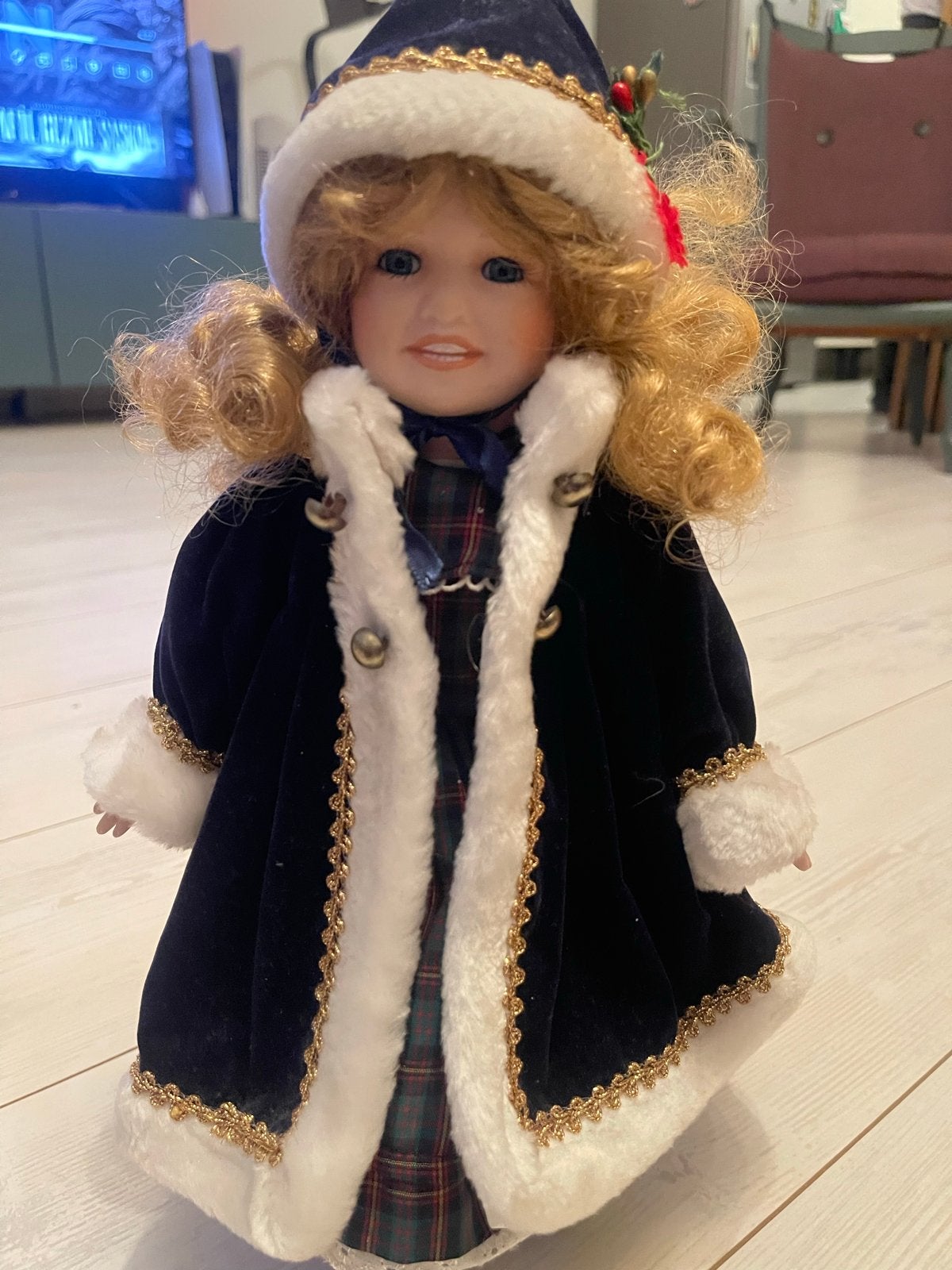 Vintage Porseleinen Pop met Winteroutfit en Standaard, Ophalen of Verzenden, Zo goed als nieuw, Pop