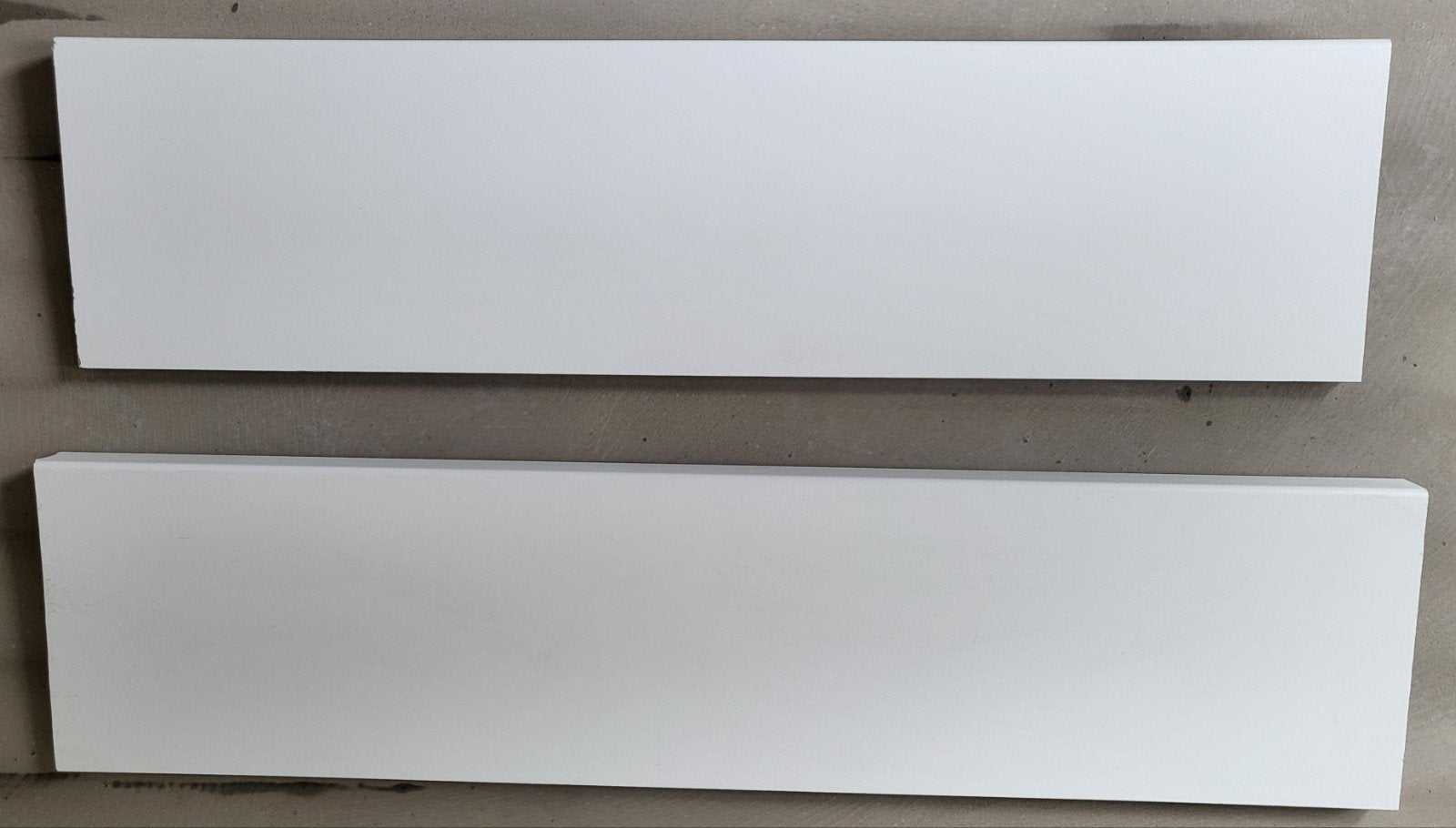 2 witte kunststof vensterbankjes GRATIS, Doe-het-zelf en Verbouw, Plinten en Afwerking, Ophalen, Kunststof, Vensterbanken, Nieuw