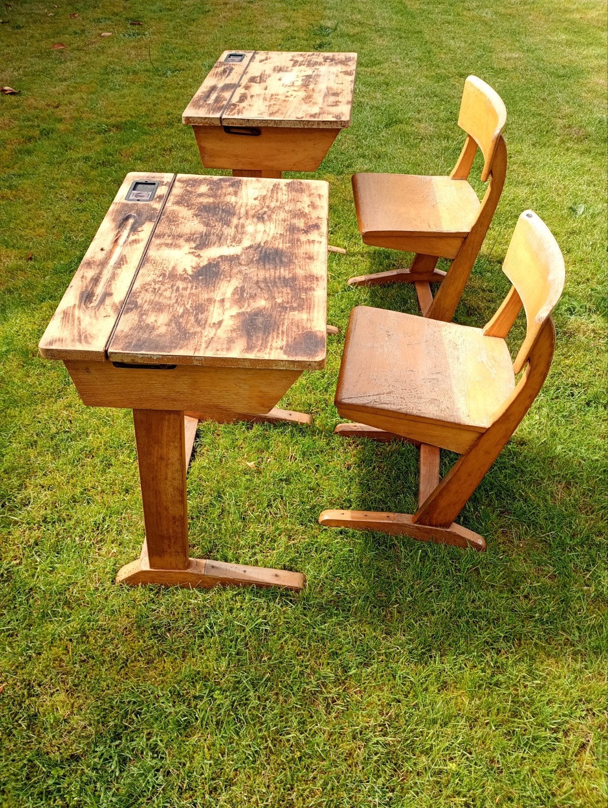 Twee vintage schooltafeltjes en stoelen, Kinderen en Baby's, Kinderkamer | Tafels en Stoelen, Ophalen of Verzenden, Gebruikt, Stoel(en)