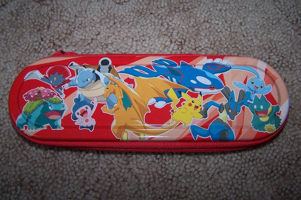Pokémon (pennen) doosje / figuurtjes Pokémon, Ophalen of Verzenden, Zo goed als nieuw