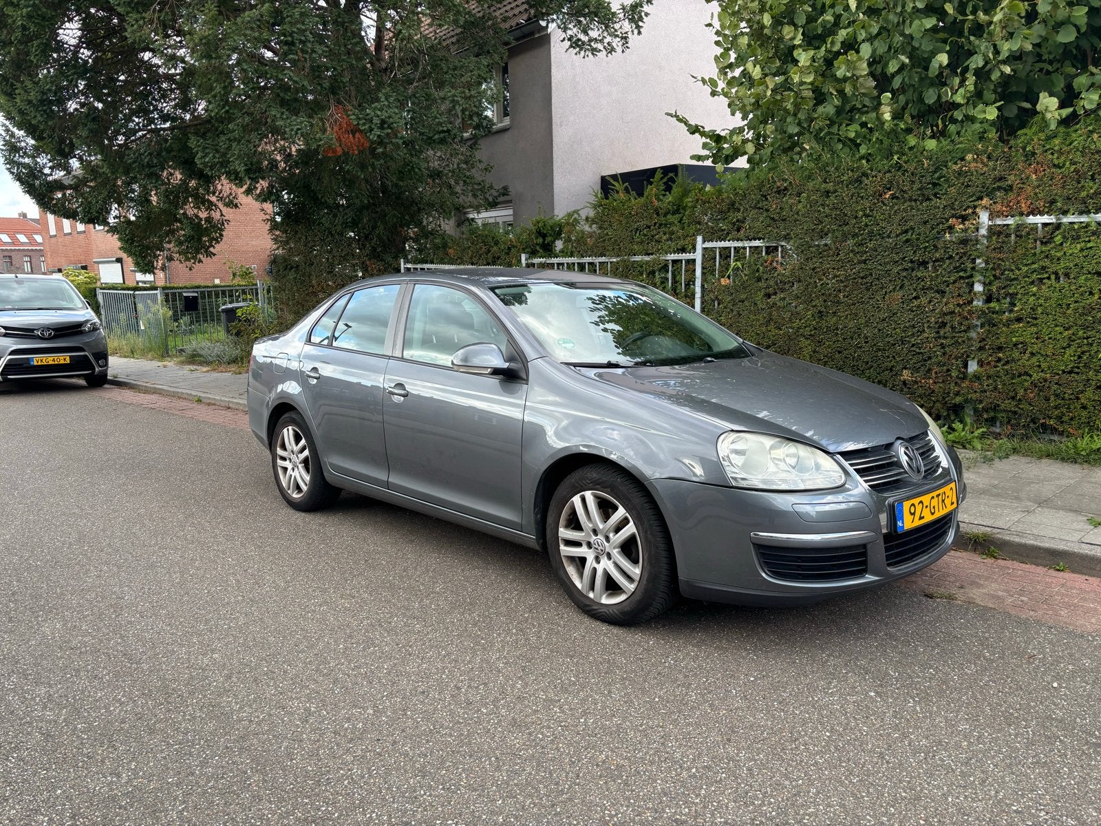 Volkswagen Jetta 1.6 75KW 2008 Grijs extreem olieverbruik!, Auto's, Voorwielaandrijving, 4 cilinders, 1200 kg, Handgeschakeld