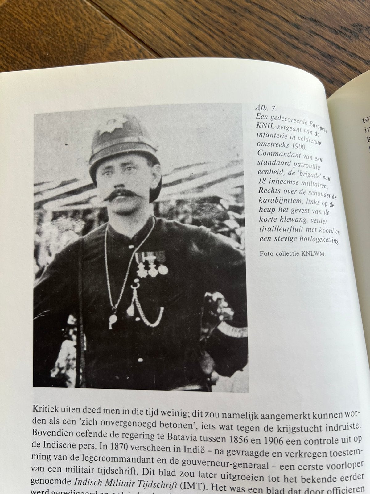 Naslagwerk Nederlands Bamboehoed KNIL uniformen leger, Verzamelen, Verzenden, Nederland