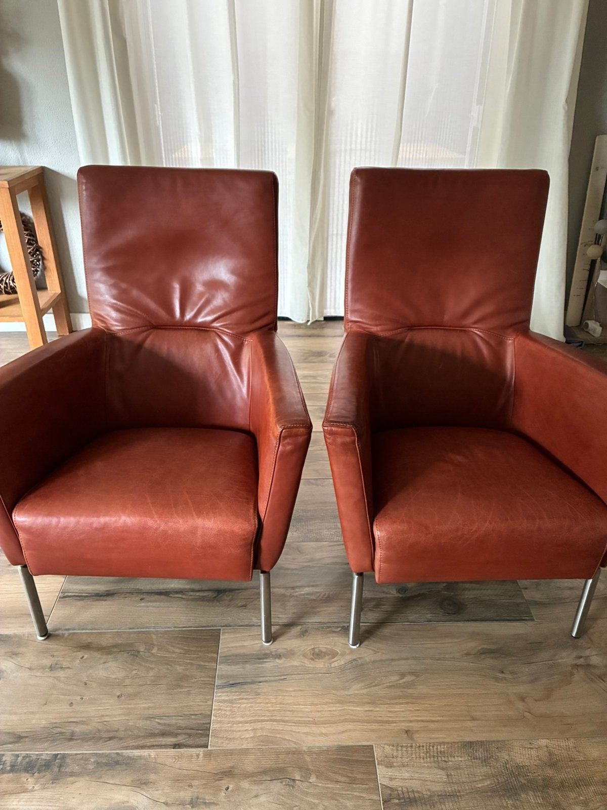 2 leren stoelen rvs onderstel cognac kleur, Huis en Inrichting, Ophalen, Gebruikt, 50 tot 75 cm, Leer