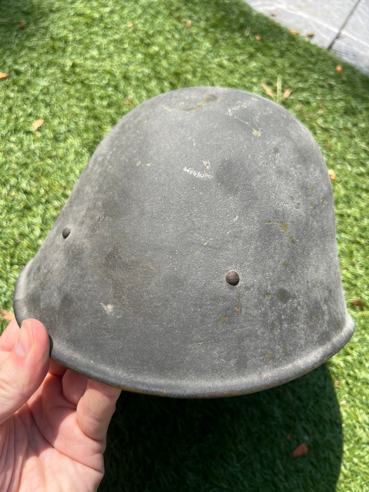 Nederlandse KNIL helm doorgebruikt met M31 binnenwerk schuma, Verzamelen, Verzenden, Nederland, Helm of Baret