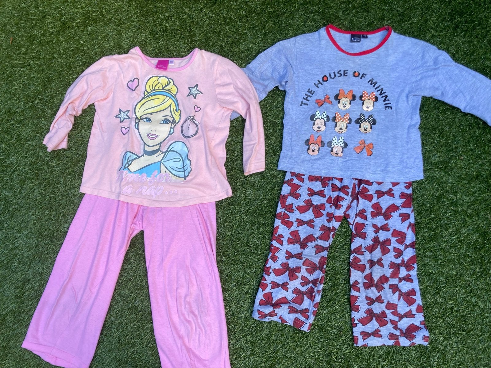 2 Disney pyjama's: Assepoester en Minnie Mouse, Ophalen of Verzenden, Gebruikt, Overige maten