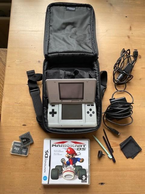 Zilverkleurige Nintendo DS phat compleet inclusief 1 spel, Spelcomputers en Games, Spelcomputers | Nintendo DS, Gebruikt, Ophalen of Verzenden
