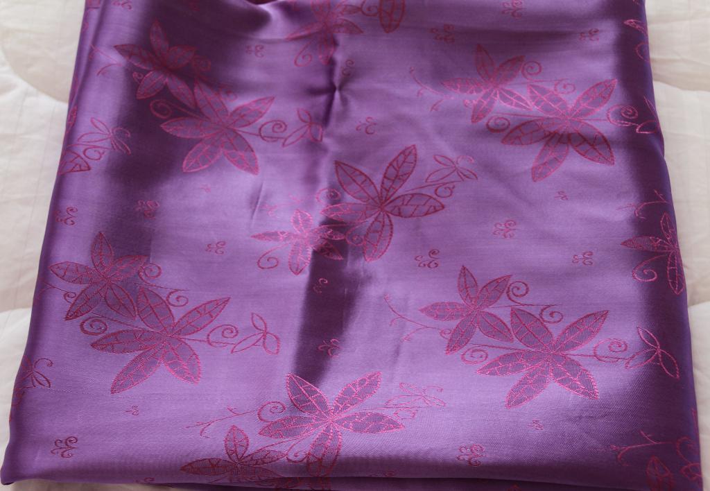 Stof van zijde met viscose met bloempatroon, Hobby en Vrije tijd, Stoffen en Lappen, 120 cm of meer, Paars, Ophalen of Verzenden