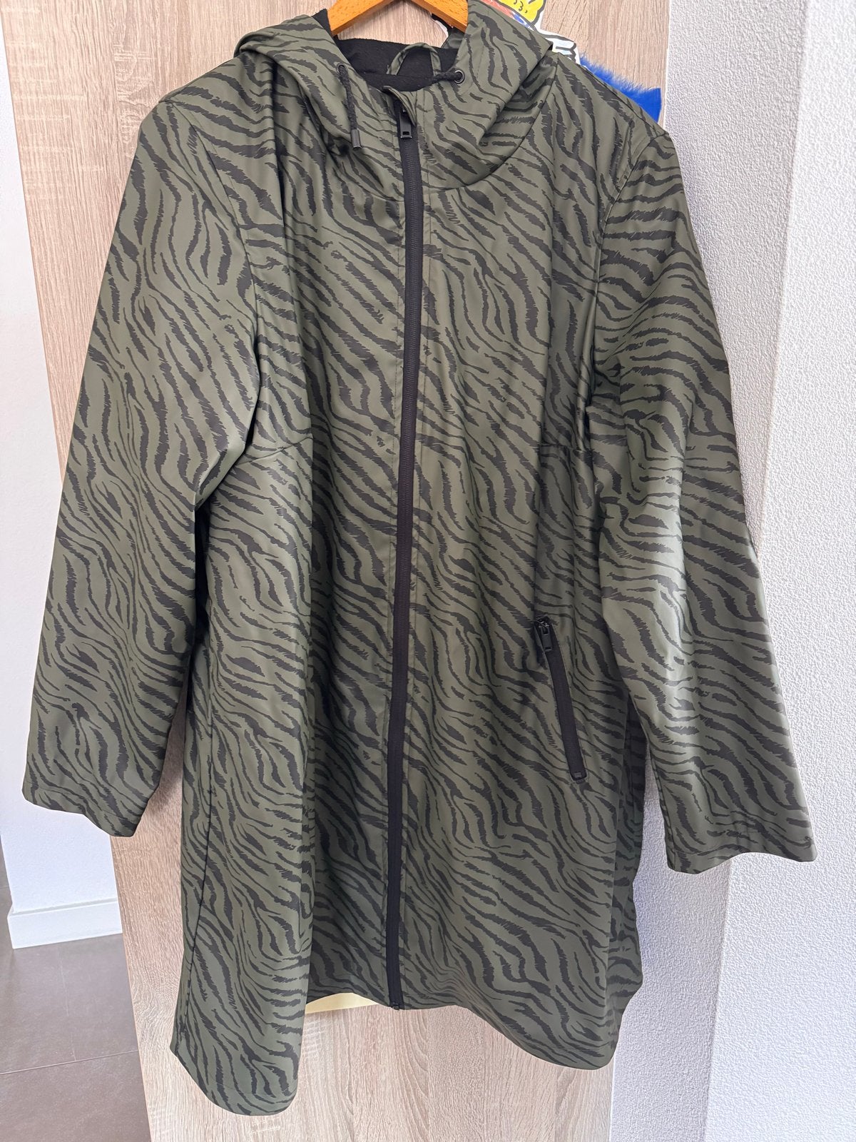 Paprika Regenjas 50/52 Zebraprint met Capuchon, Ophalen of Verzenden, Zo goed als nieuw, Maat 46/48 (XL) of groter, Groen
