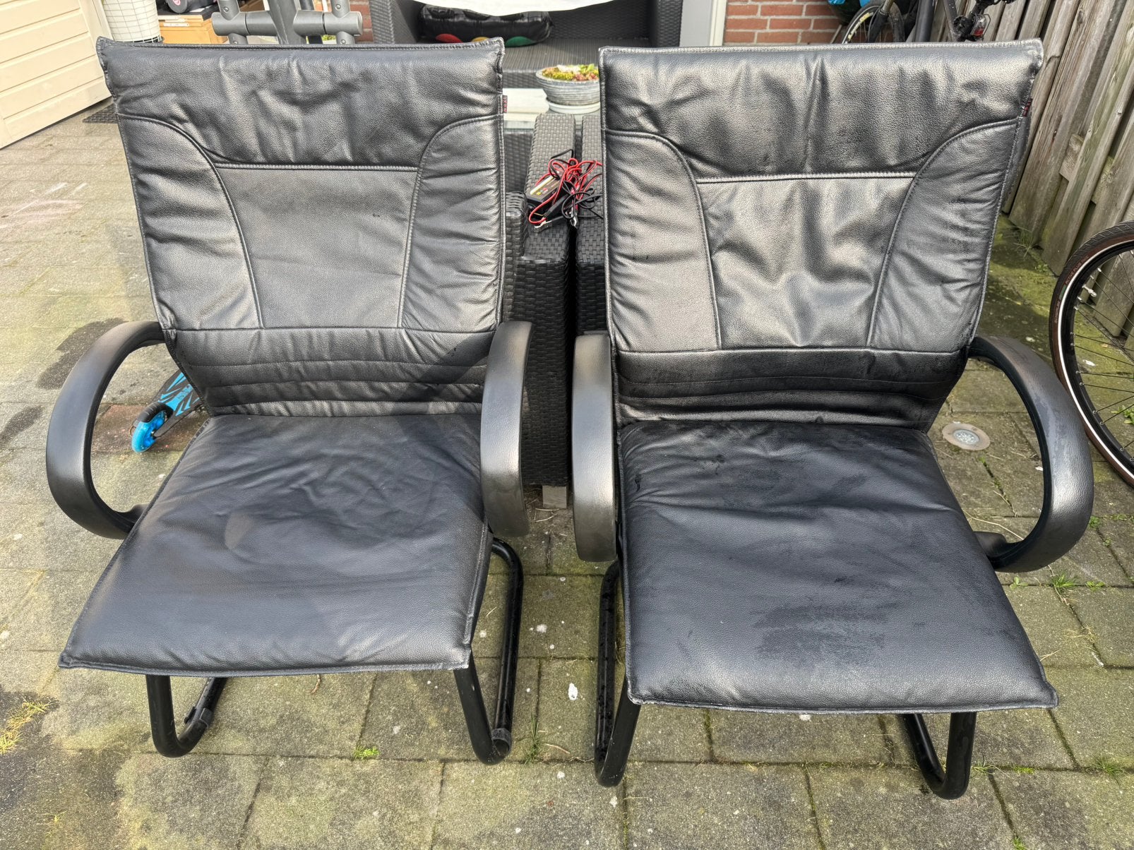 Stoelen 2 st. leer GRATIS! Moet weg!!, Ophalen, Gebruikt, Twee, Zwart