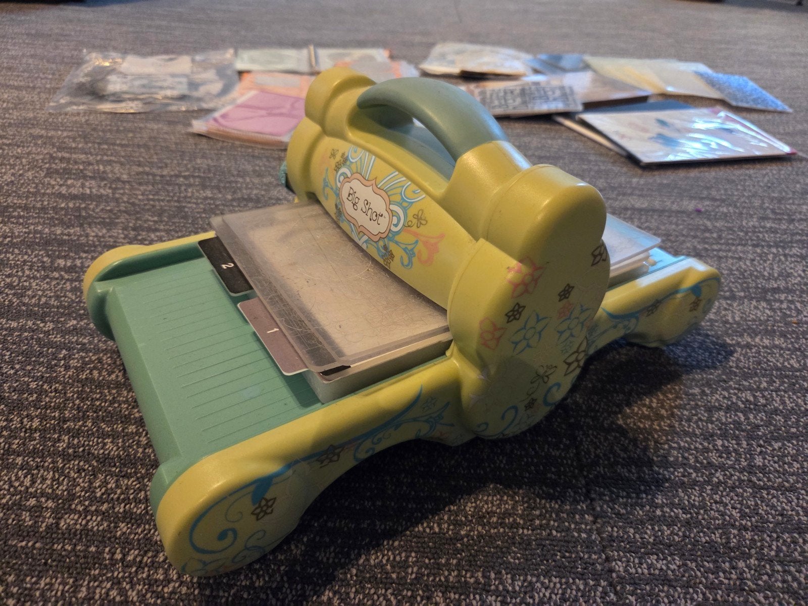 Big Shot Embosser met veel sjablonen en accessoires, Ophalen, Gebruikt, Meerkleurig, Geschikt voor karton